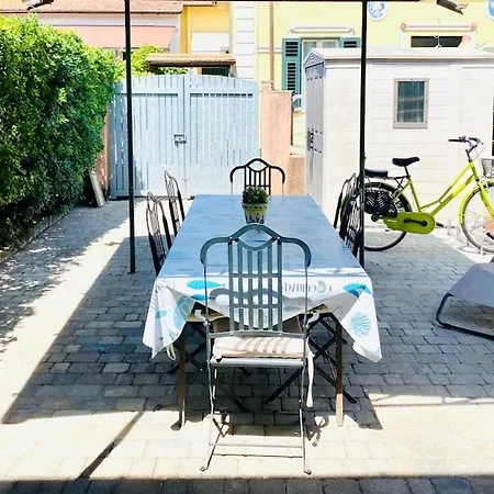 50mt From Sea White 2 Bedr Outdoor Semesterbostad Marina di Pietrasanta